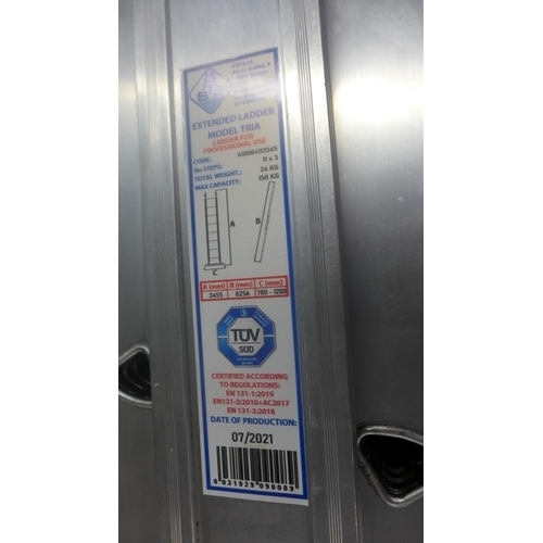 2066 - 11-rung triple aluminium ladder