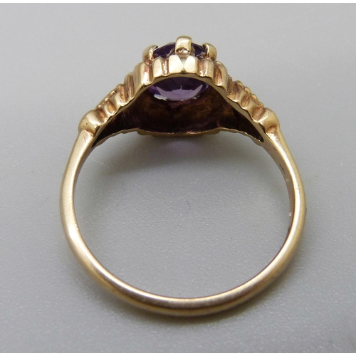 978 - A 9ct gold and colour change sapphire ring, 2.9g, P