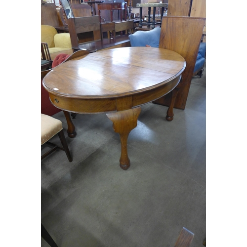 167 - An early 20th Century mahogany extending dining table