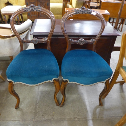 165 - A pair of Victorian walnut balloon back dining chairs