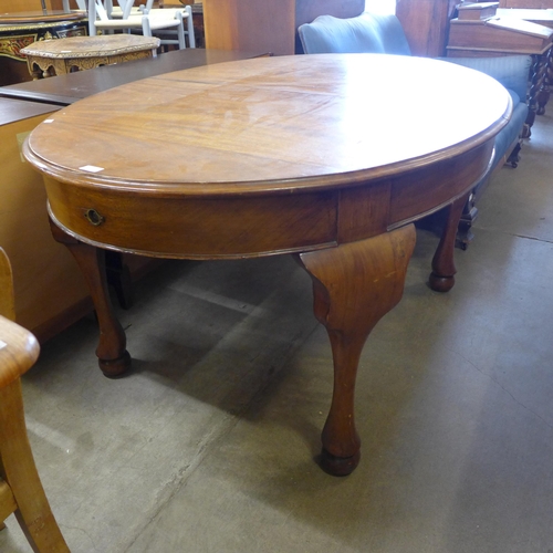 167 - An early 20th Century mahogany extending dining table