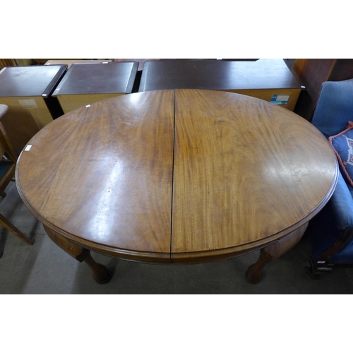 167 - An early 20th Century mahogany extending dining table