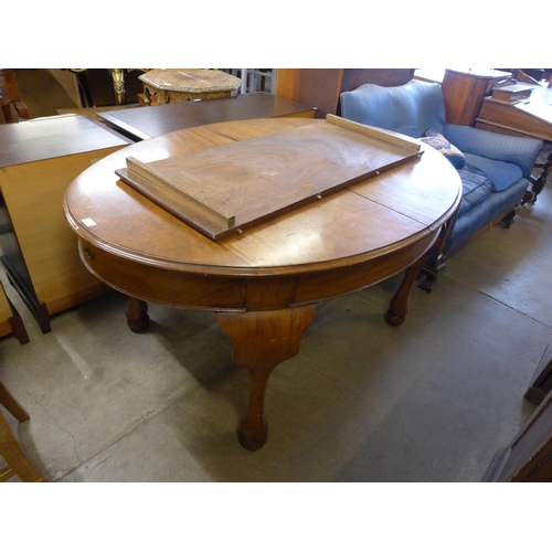 167 - An early 20th Century mahogany extending dining table