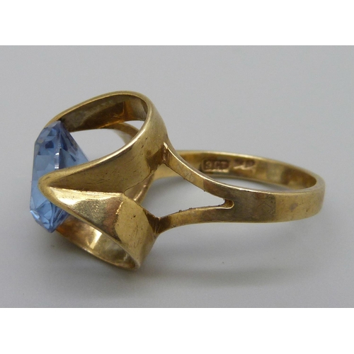 1000 - A 9ct gold, blue topaz set ring, 7.3g, P