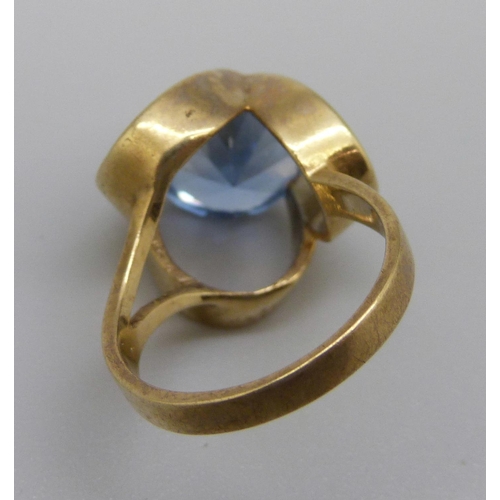 1000 - A 9ct gold, blue topaz set ring, 7.3g, P