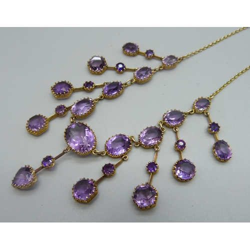 1006 - A 9ct gold and amethyst fringe necklet, set with twenty-seven stones, the largest stone 12mm x 16mm,... 