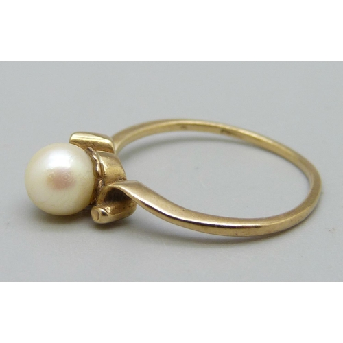 1007 - A yellow metal and pearl ring, (tests as 9ct), 1.7g, O