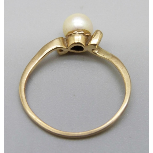 1007 - A yellow metal and pearl ring, (tests as 9ct), 1.7g, O