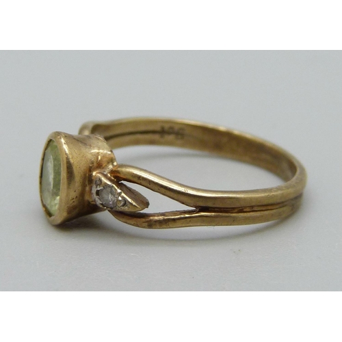 1008 - A 9ct gold, yellow and white stone ring, 1.9g, J