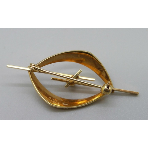 1009 - A 9ct gold and pearl brooch, 3.4g