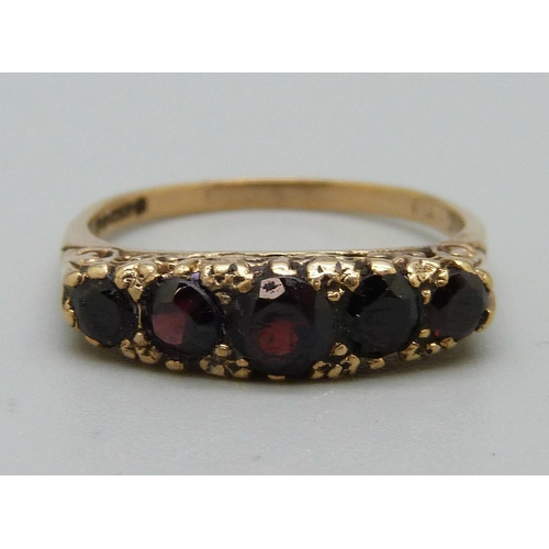 1038 - A 9ct gold five stone garnet ring, 3g, P