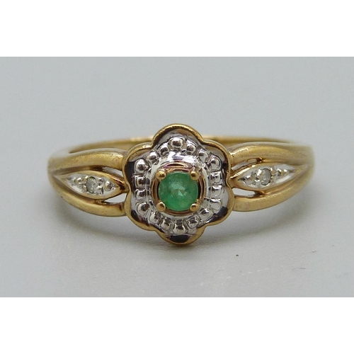 1039 - A 9ct gold, emerald and diamond ring, 2.1g, L