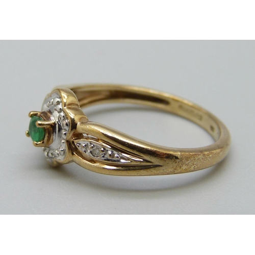 1039 - A 9ct gold, emerald and diamond ring, 2.1g, L