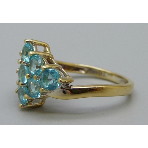 1043 - A silver gilt Madagascan blue apatite ring, O, with certificate