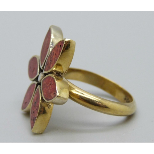 1053 - A silver gilt, sponge coral ring, N