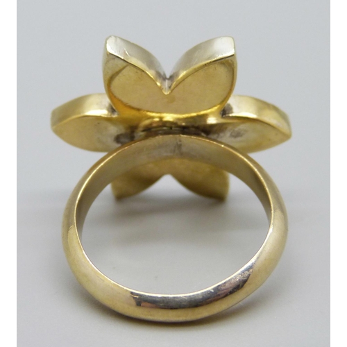 1053 - A silver gilt, sponge coral ring, N