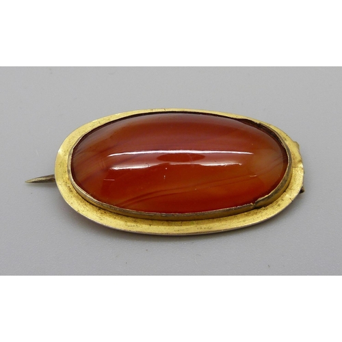 1059 - A yellow metal mounted agate brooch, in box