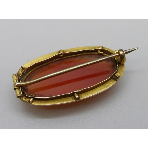 1059 - A yellow metal mounted agate brooch, in box