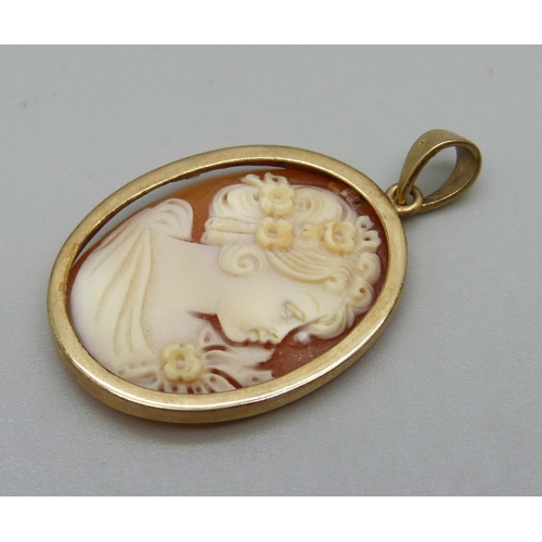 1060 - A 9ct gold mounted cameo pendant, a/f