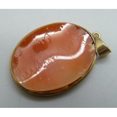 1060 - A 9ct gold mounted cameo pendant, a/f