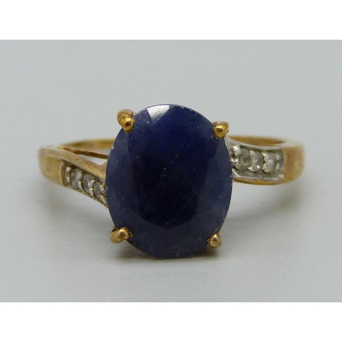 1070 - A 9ct gold ring set with a blue stone, 2.9g, S