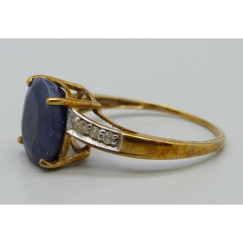 1070 - A 9ct gold ring set with a blue stone, 2.9g, S