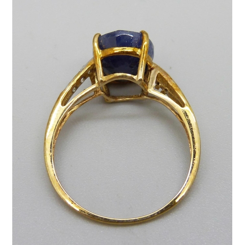 1070 - A 9ct gold ring set with a blue stone, 2.9g, S