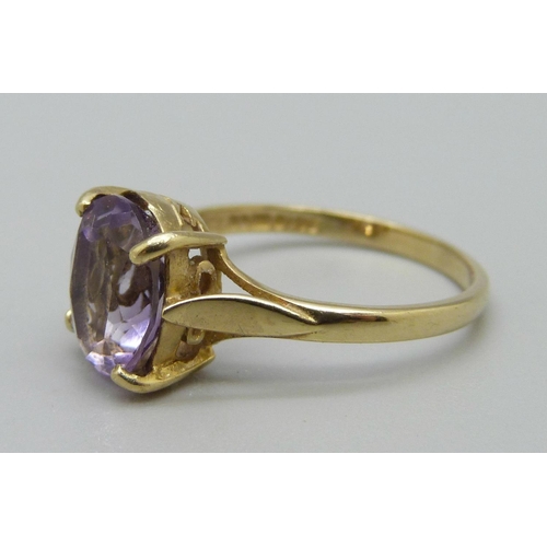 1074 - A 9ct gold, amethyst solitaire ring, 2.1g, M