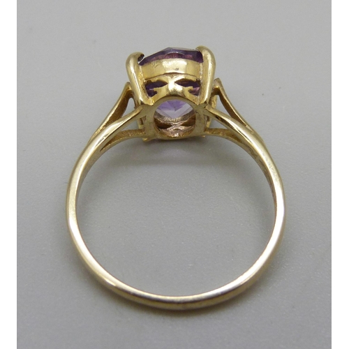 1074 - A 9ct gold, amethyst solitaire ring, 2.1g, M