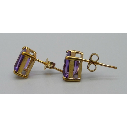 1076 - A pair of 9ct gold earrings