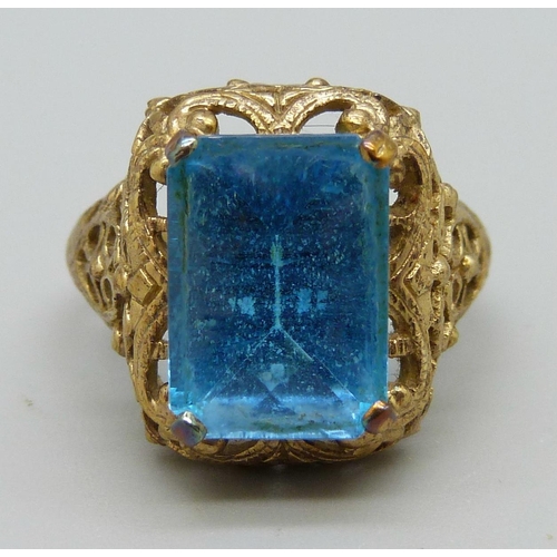 1085 - A 9ct gold ring set with a blue stone, 6.7g, T