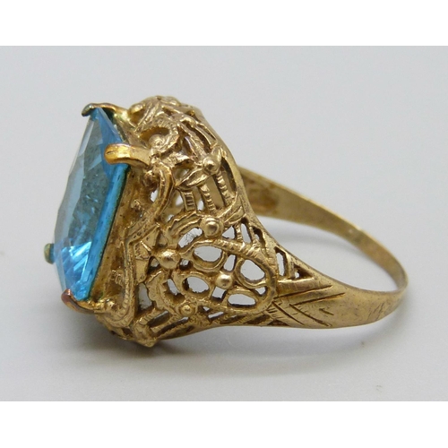 1085 - A 9ct gold ring set with a blue stone, 6.7g, T