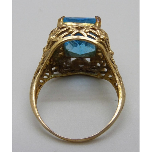 1085 - A 9ct gold ring set with a blue stone, 6.7g, T