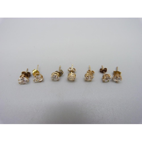 1087 - Three pairs of 9ct gold earrings and one single earring