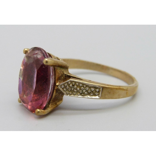 1089 - A 9ct gold ring set with a red stone, 5.4g, T