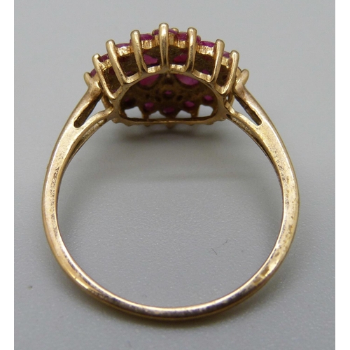 1091 - A 9ct gold ring set with rubies, 2.5g, R