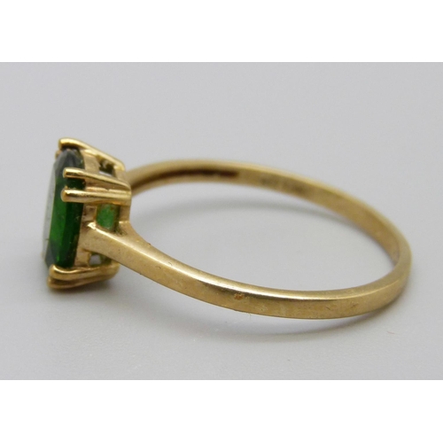 1092 - A 9ct gold ring set with a green stone, 2.1g, U