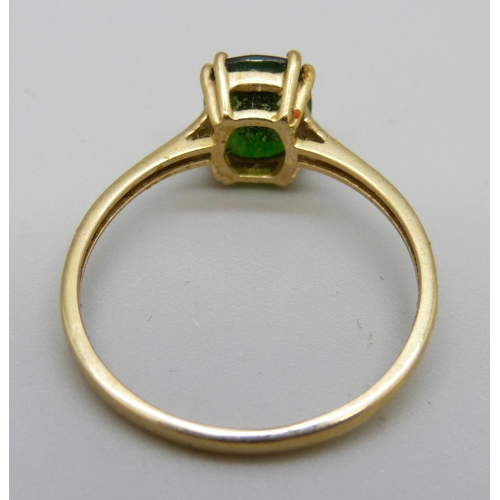 1092 - A 9ct gold ring set with a green stone, 2.1g, U