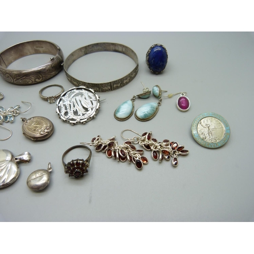 1107 - Silver jewellery including two bangles, a hallmarked Victorian brooch, a large lapis lazuli set ring... 