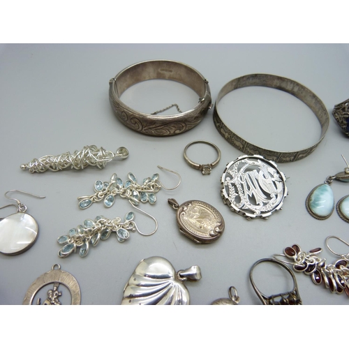 1107 - Silver jewellery including two bangles, a hallmarked Victorian brooch, a large lapis lazuli set ring... 