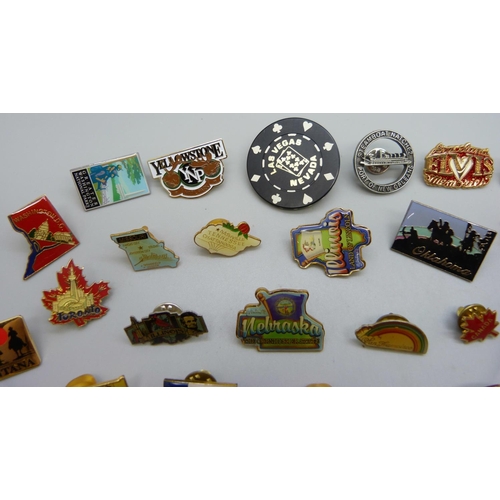 1119 - States of America and other pin badges