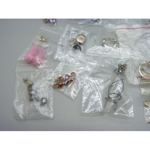 1125 - Twenty-five pairs of silver and white metal set earrings