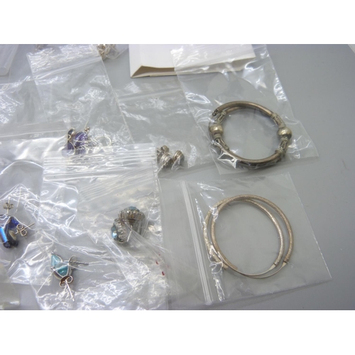 1125 - Twenty-five pairs of silver and white metal set earrings