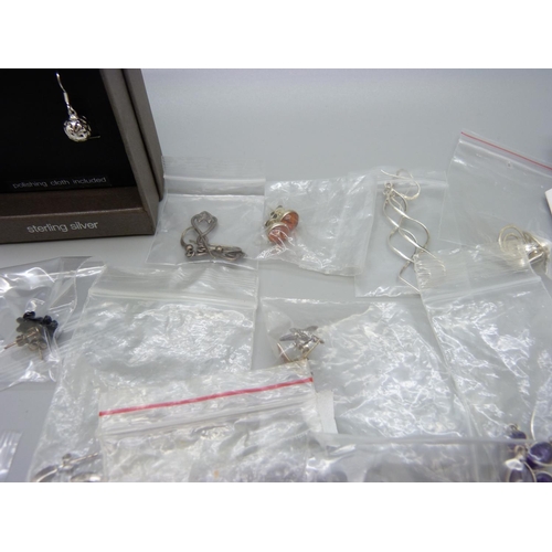 1125 - Twenty-five pairs of silver and white metal set earrings