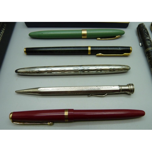 1131 - Five fountain pens with 14ct gold nibs, Conway Stewart 12, 28 and 103, Parker Duofold and Vacumatic,... 