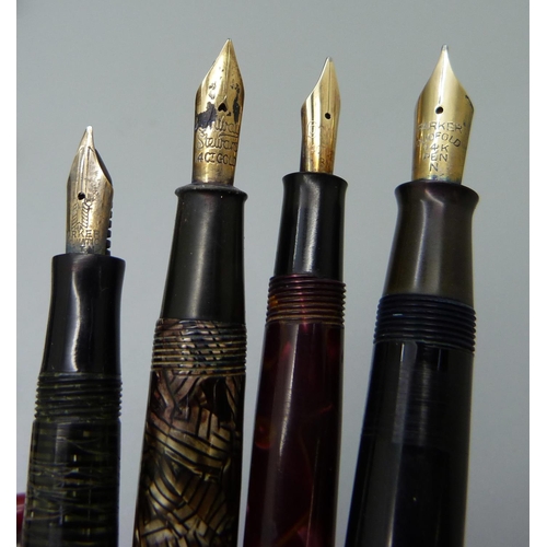 1131 - Five fountain pens with 14ct gold nibs, Conway Stewart 12, 28 and 103, Parker Duofold and Vacumatic,... 