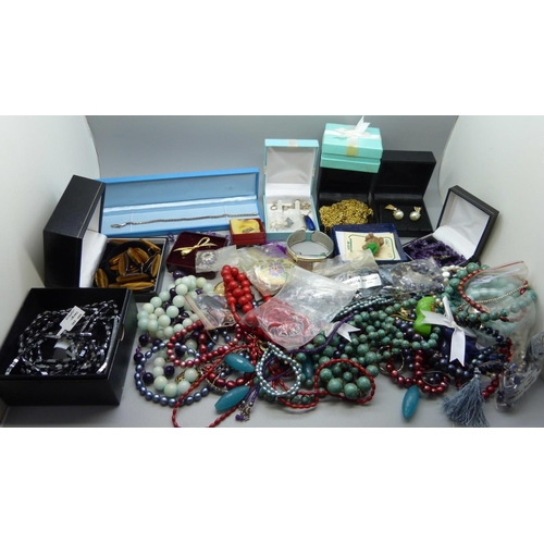 1132 - A collection of silver and other jewellery including gemstones