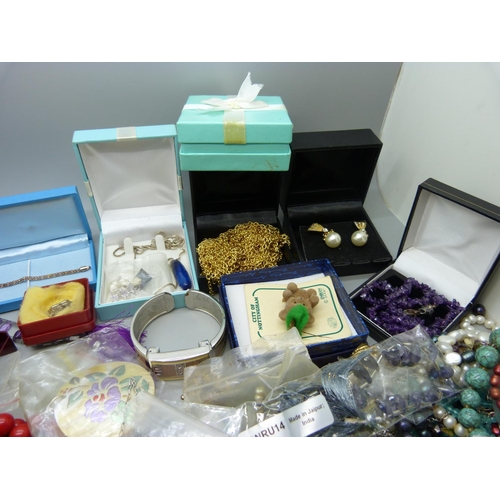 1132 - A collection of silver and other jewellery including gemstones