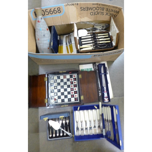 1189 - A box of cased flatware, a travel chess set, a/f, and a vase **PLEASE NOTE THIS LOT IS NOT ELIGIBLE ... 