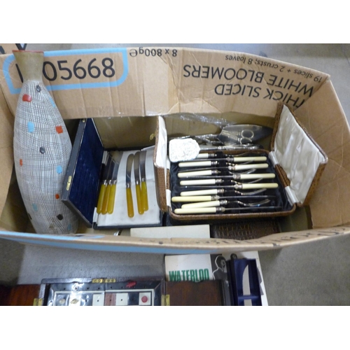 1189 - A box of cased flatware, a travel chess set, a/f, and a vase **PLEASE NOTE THIS LOT IS NOT ELIGIBLE ... 